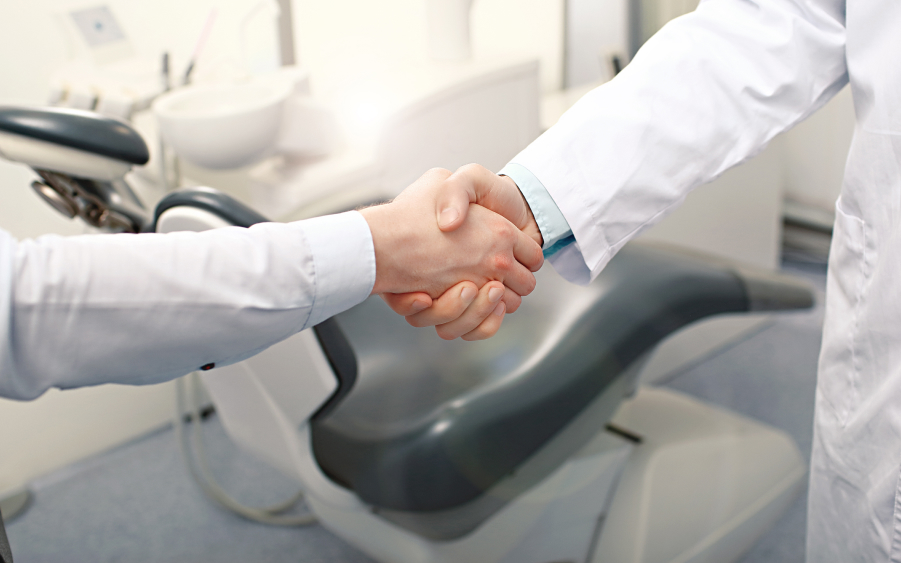 「適した種類の入れ歯の選択」技工士との密な連携