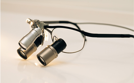 歯科用のルーペを使用したクリーニング